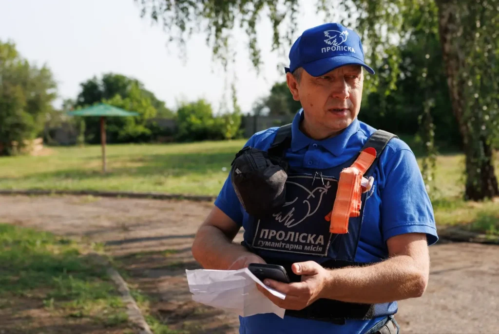 civilian evacuations volunteers eastern ukraine