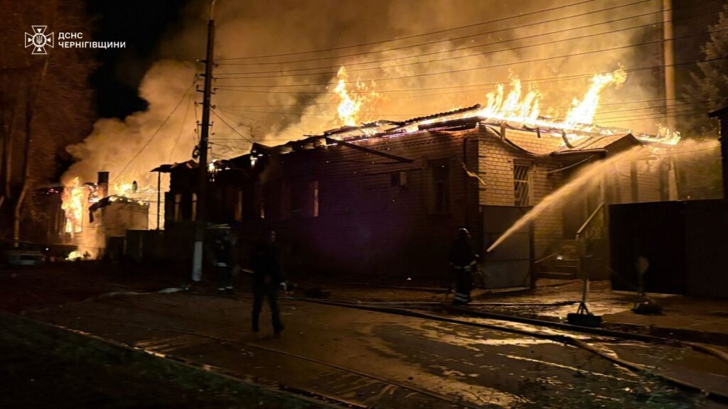 Building on fire following a Russian strike in Novhorod-Siverskyi, Chernihiv Oblast. Photo: DSNS Chernihiv Oblast