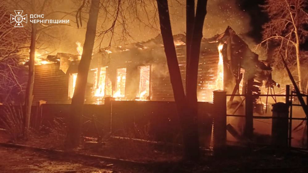 Building on fire following a Russian strike in Novhorod-Siverskyi, Chernihiv Oblast. Photo: DSNS Chernihiv Oblast