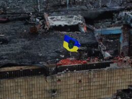 khartia brigade raises ukrainian flag over kupiansk city hall after storming building (video) · post council прапор над будівлею куп'янської міськради скриншот з відео хартії national guard fighters stormed kupiansk's