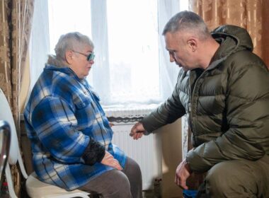 kyiv mayor vitali klitschko during the cold snap and blackouts visiting an old lady