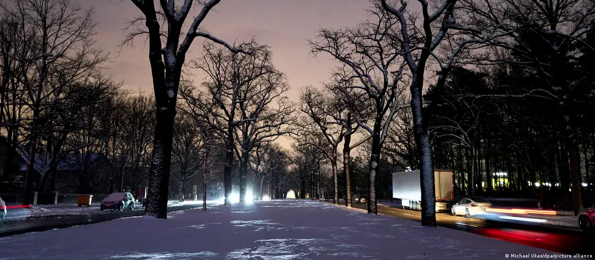 parts berlin still without power after sabotage—ukrainians organize warming shelter · post street lights out steglitz-zehlendorf district sabotage attack station southwestern left dark lighting failed following arson michael ukas dpa