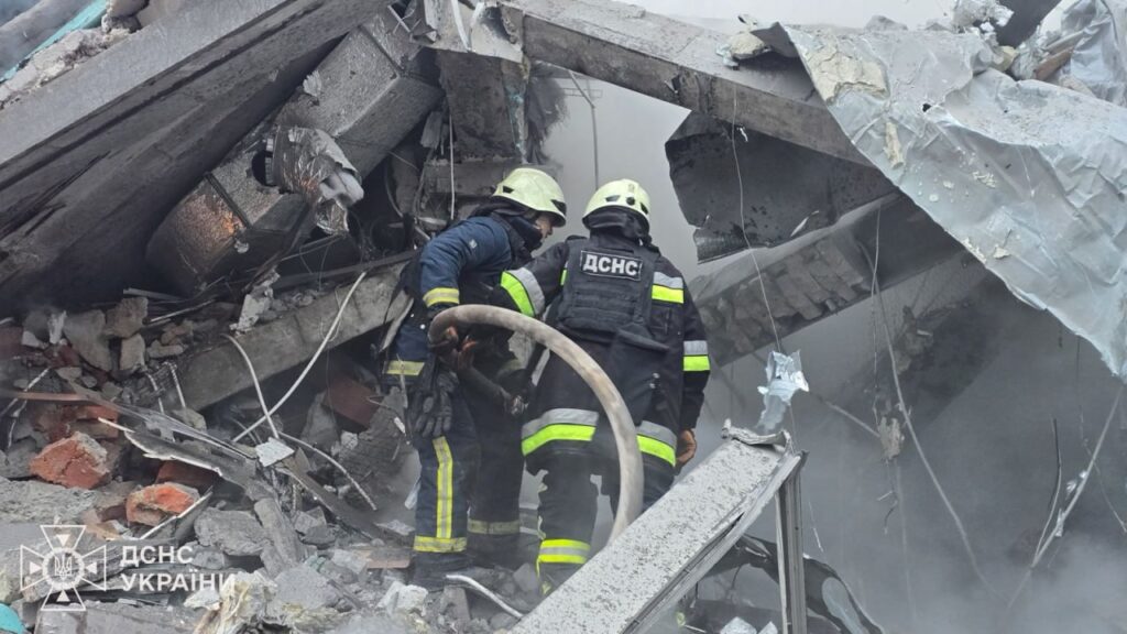 Emergency workers responding to the site of a Russian missile strike on on a residential area in Kharkiv, 2 January 2026. Photo: Volodymyr Zelenskyy
