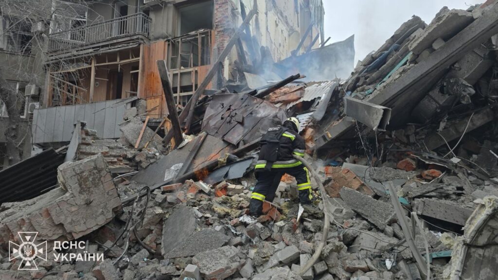 Emergency workers responding to the site of a Russian missile strike on on a residential area in Kharkiv, 2 January 2026. Photo: Volodymyr Zelenskyy