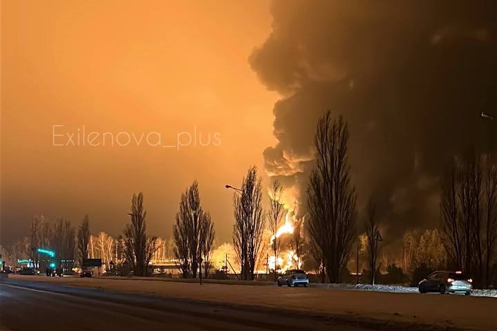 Oil depot ablaze in Stary Oskol, Russia's Belgorod Oblast, after reported drone strike on 6 January 2026. Photo: Exilenova+