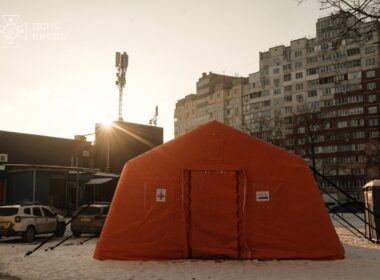 Warming center in Kyiv, where residents can heat up, charge phones, and access basic assistance during prolonged power outages caused by Russian attacks on energy infrastructure. Photo: DSNS