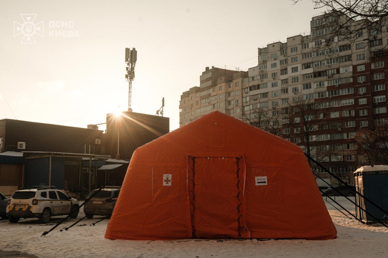 Warming center in Kyiv, where residents can heat up, charge phones, and access basic assistance during prolonged power outages caused by Russian attacks on energy infrastructure. Photo: DSNS