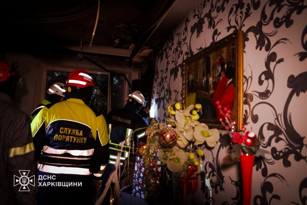 Emergency workers at the site of a Russian drone strike on a Kharkiv residential area, 18 January 2026. Photo: DSNS Kharkiv Oblast