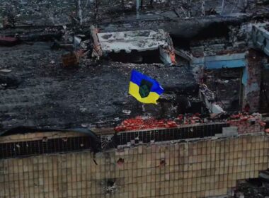 khartia brigade raises ukrainian flag over kupiansk city hall after storming building (video) · post council прапор над будівлею куп'янської міськради скриншот з відео хартії national guard fighters stormed kupiansk's