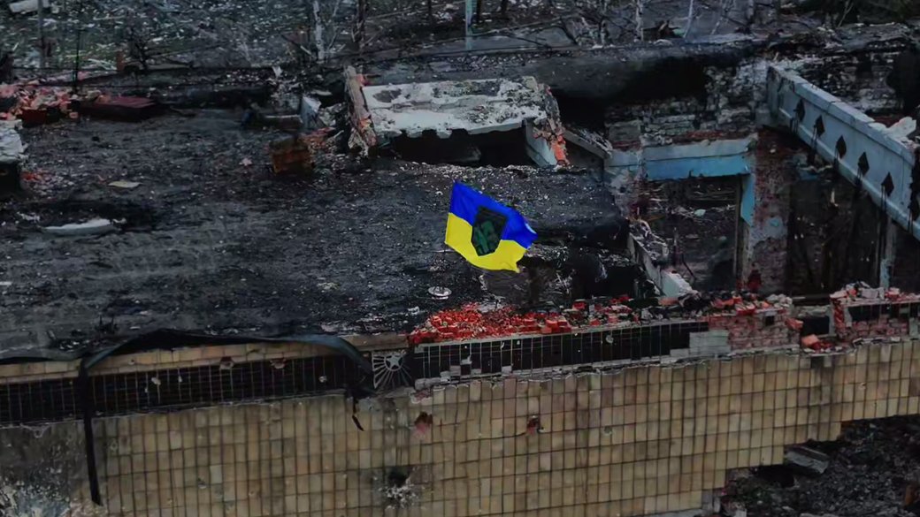 khartia brigade raises ukrainian flag over kupiansk city hall after storming building (video) · post council прапор над будівлею куп'янської міськради скриншот з відео хартії national guard fighters stormed kupiansk's