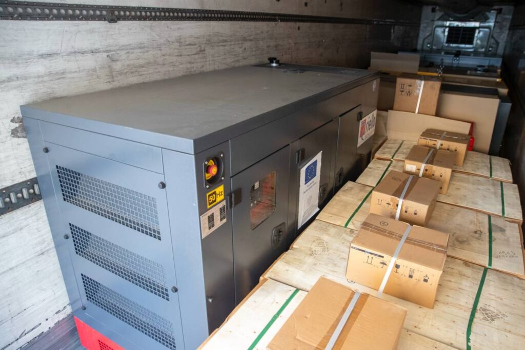 Generators from Warsaw are delivered to Kyiv for deployment to residential buildings affected by power and heating outages during Russian attacks on the energy system. Photo: Vitali Klitschko