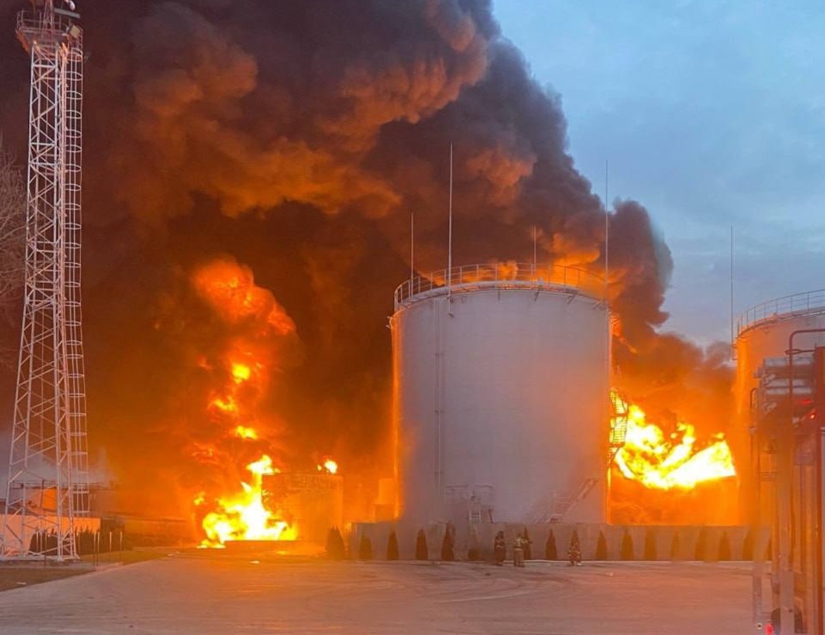 ukraine hit oil depot 500 km front — thick black smoke rose above southern russia's labinsk dawn · post fire yugnefteprodukt industrial zone krasnodar krai russia 16 2026 пожежа-на-нафтобазі-в-місті-лабінск-краснодарського-краю-16-березня-2026-року-джерело-exilenova+ ukrainian
