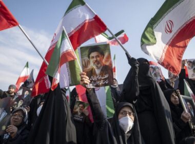 Iranians rally in Tehran to pledge allegiance to Mojtaba Khamenei amid the US-Israeli military campaign in Iran. 2026. Illustrative photo: AFP / Morteza Nikoubazl