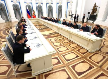 putin with the russian cabinet in kremlin