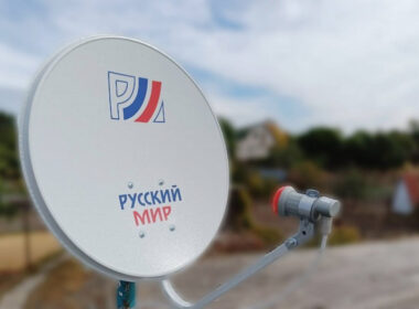 Russkiy Mir satellite dish—Russian propaganda TV channel in occupied Ukraine goes dark after Express-AT1 failure