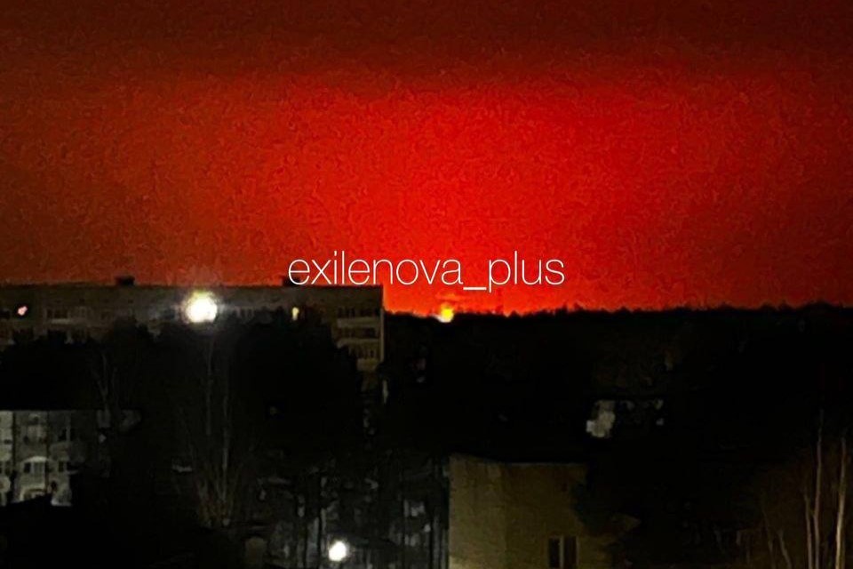 Fire at Kirishi oil refinery (KINEF) on the horizon in Russia's Leningrad Oblast, 26 March 2026. Photo: Exilenova+