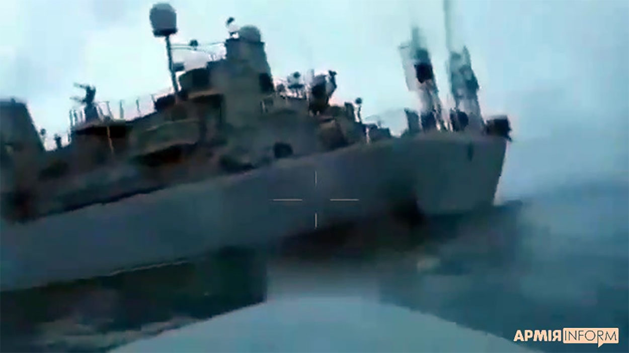 russia's black sea fleet fires ukraine once twice month otherwise does nothing — now moscow trying copy drones trapped · post ukrainian naval drone approaches russian warship armyinform український-морський-дрон-атакує-ворожий-корабель-у-чорному-морі-via-army-inform navy