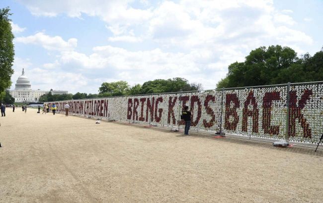 Installation dedicated to abducted Ukrainian children in Washington. Photo: facebook.com/olga.kravets.796