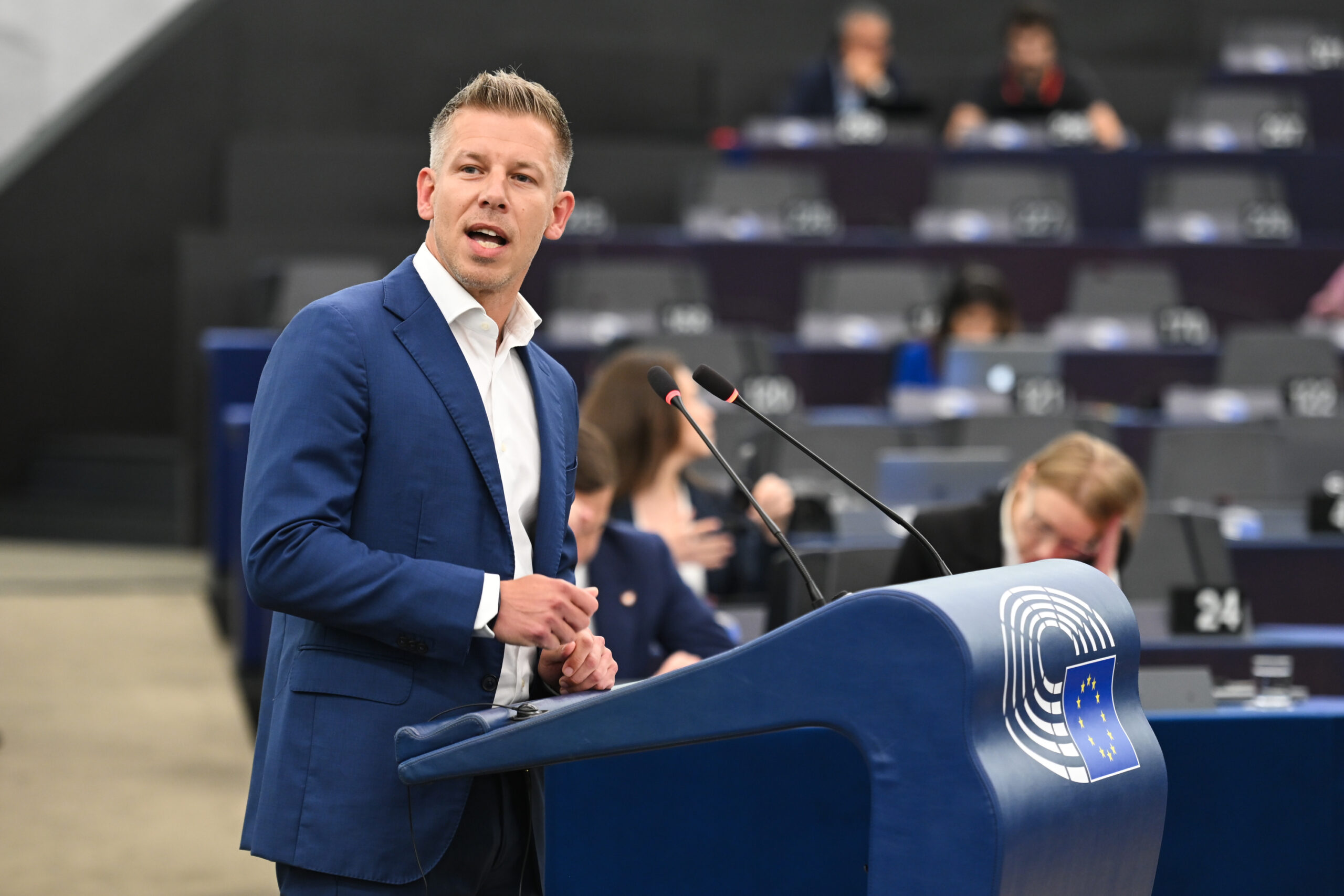 peter magyar speaking at the european parliament