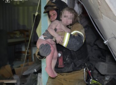 A rescue worker carries a child out of a building damaged in a Russian attack in Odesa. 6 April 2026. Credits: State Emergency Service of Odesa Oblast