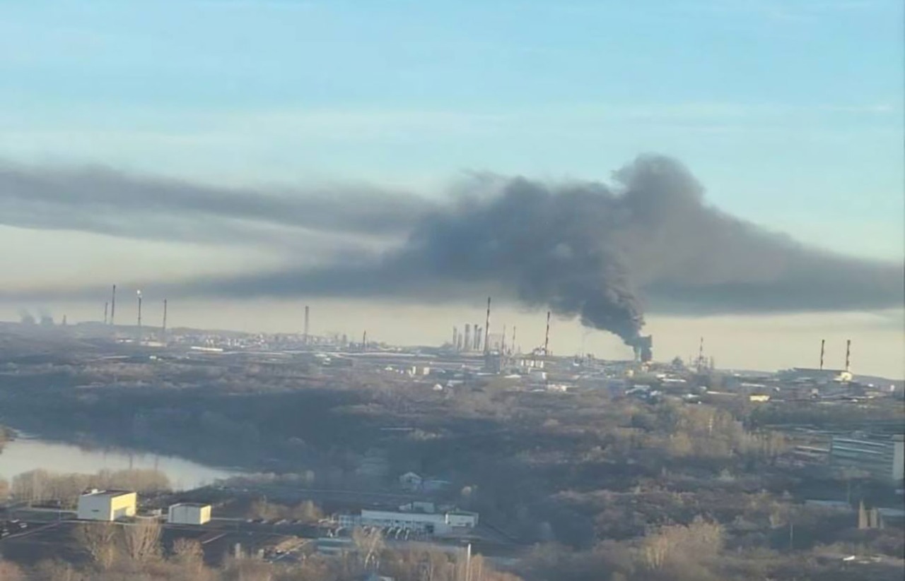 ukraine's drones return bashneft-novoil refinery ufa 1300 km front — primary distillation unit burning again · post black smoke rising over rosneft's bashkortostan following ukrainian drone strike 2 2026 exilenova+