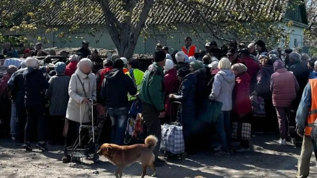 People in Oleshky wait for food supplies. Photo: BBC