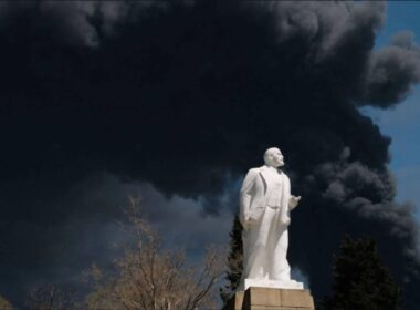 ukrainian drones 4–0 tuapse oil refinery ablaze again after fourth strike last night · post lenin statue krasnodar krai russia smoke burning rosneft complex rising behind 1 2026 5449868480342594747 (1)