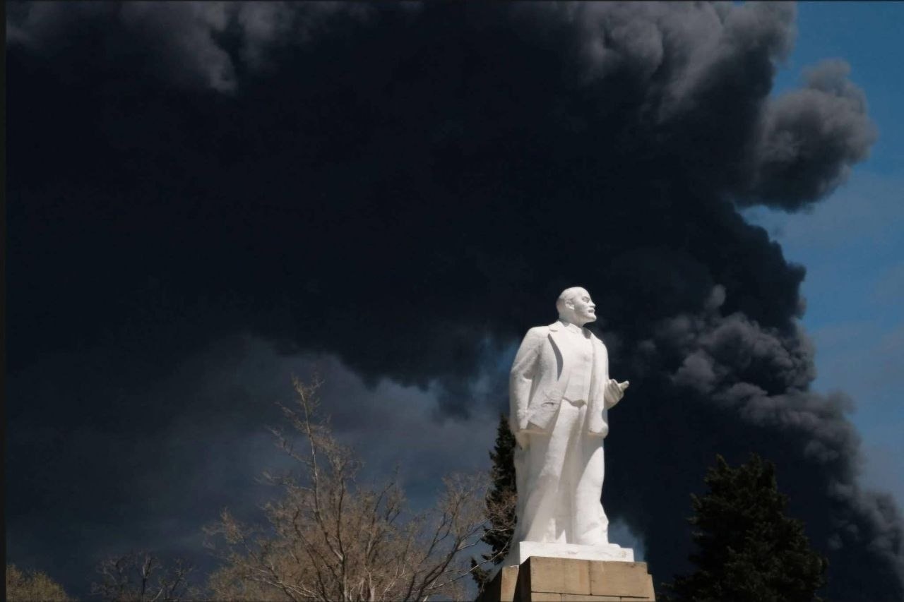 ukrainian drones 4–0 tuapse oil refinery ablaze again after fourth strike last night · post lenin statue krasnodar krai russia smoke burning rosneft complex rising behind 1 2026 5449868480342594747 (1)