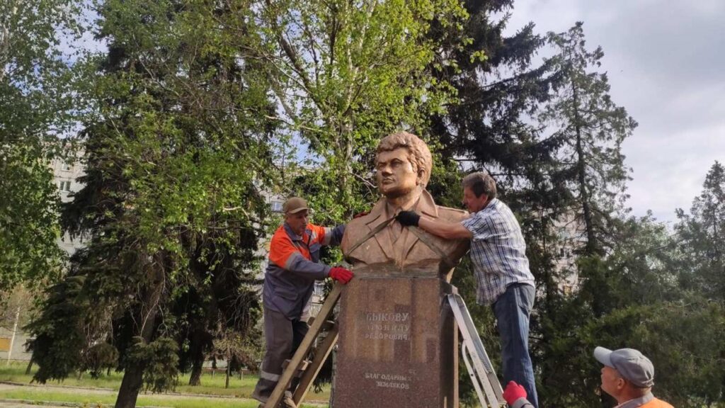 Russia strikes Kramatorsk daily. The city is putting its monuments out of harm’s way