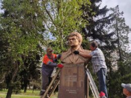 russia strikes kramatorsk daily city putting its monuments out harm's way · post workers dismantle bust ukrainian-soviet actor leonid bykov during evacuation cultural heritage objects donetsk oblast 13 2026 kramatorsk_evakuacziya3