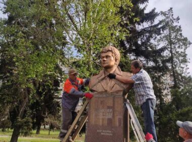 russia strikes kramatorsk daily city putting its monuments out harm's way · post workers dismantle bust ukrainian-soviet actor leonid bykov during evacuation cultural heritage objects donetsk oblast 13 2026 kramatorsk_evakuacziya3