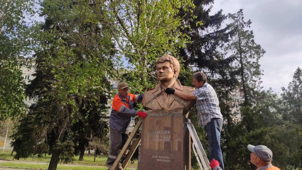 russia strikes kramatorsk daily city putting its monuments out harm's way · post workers dismantle bust ukrainian-soviet actor leonid bykov during evacuation cultural heritage objects donetsk oblast 13 2026 kramatorsk_evakuacziya3