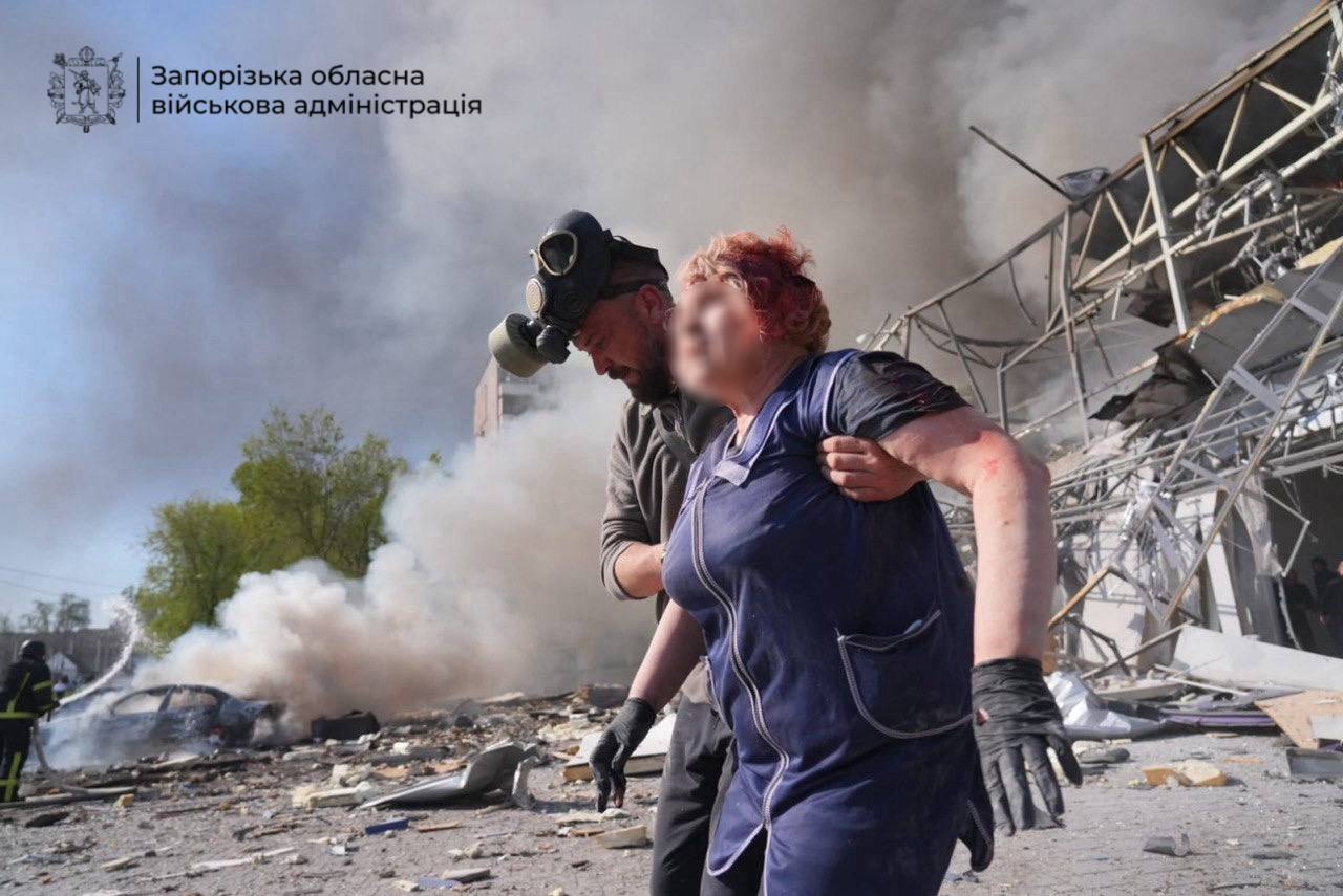 A Ukrainian rescuer holds a woman injured in a Russian aerial strike in Zaporizhzhia. Source: Zaporizhzia Regional Military Administration
