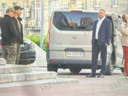 Employees of Ukraine's anti-corruption agencies are seen next to Andrii Yermak, former head of the Office of the President of Ukraine. Source: Ukrainska Pravda