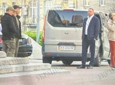 Employees of Ukraine's anti-corruption agencies are seen next to Andrii Yermak, former head of the Office of the President of Ukraine. Source: Ukrainska Pravda