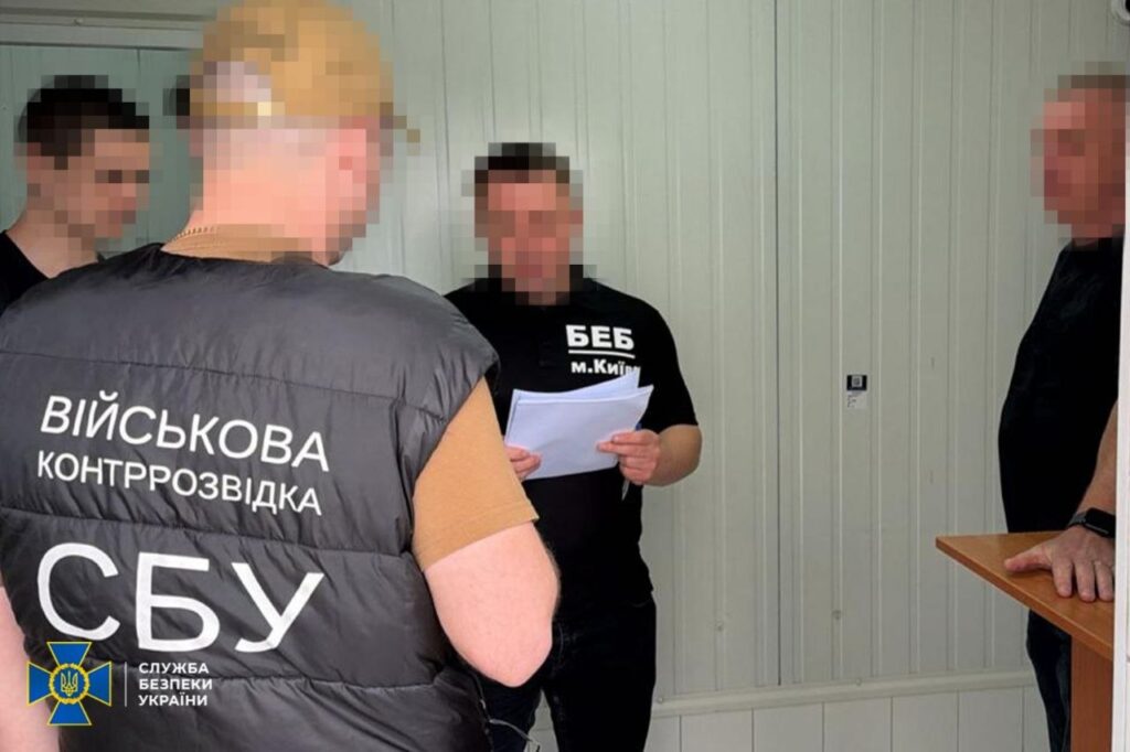 Ukrainian officers of the Ukraine's Security Service (SBU) Military Counterintelligence and the Bureau of Economic Security (BEB) during the investigation into a food procurement for the Ukrainian army. Source: SBU