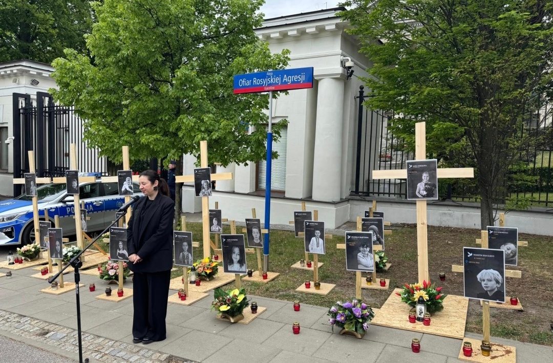 In Warsaw, on 9 May, activists unfurled an installation of crosses and photographs of Ukrainian children killed as a result of Russian aggression in front of the Russian Embassy. Source: UkrInform