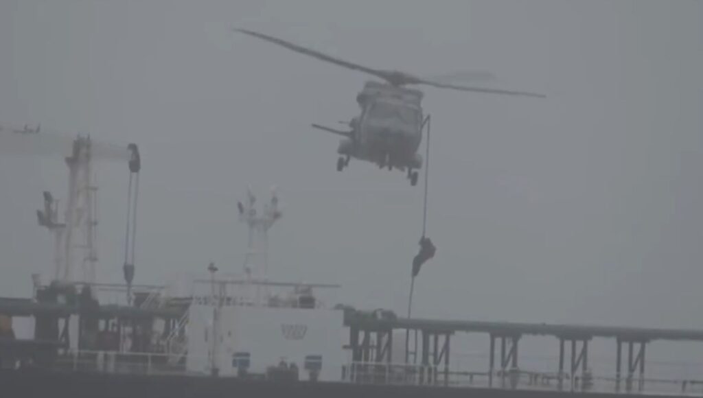 france's navy boards sanctioned russian oil tanker atlantic · post uniformed personnel descend rope helicopter onto tagor during boarding 31 2026 затримання нафтового танкера французькими вмс 1 червня року джерело