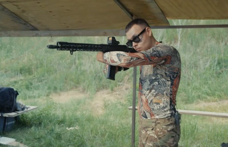 Ukrainian producers, based on the idea of veteran Nazar Bokii, developed an adaptive carbine for people without hands. Source: ArmyTV