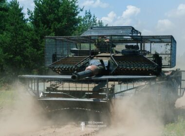 Ukrainian Abrams tank fitted with modular cage-style protection designed to counter FPV drone strikes on the front line, as crews adapt Western armor to modern battlefield threats. Photo: Ukraine’s 160th Separate Mechanized Brigade