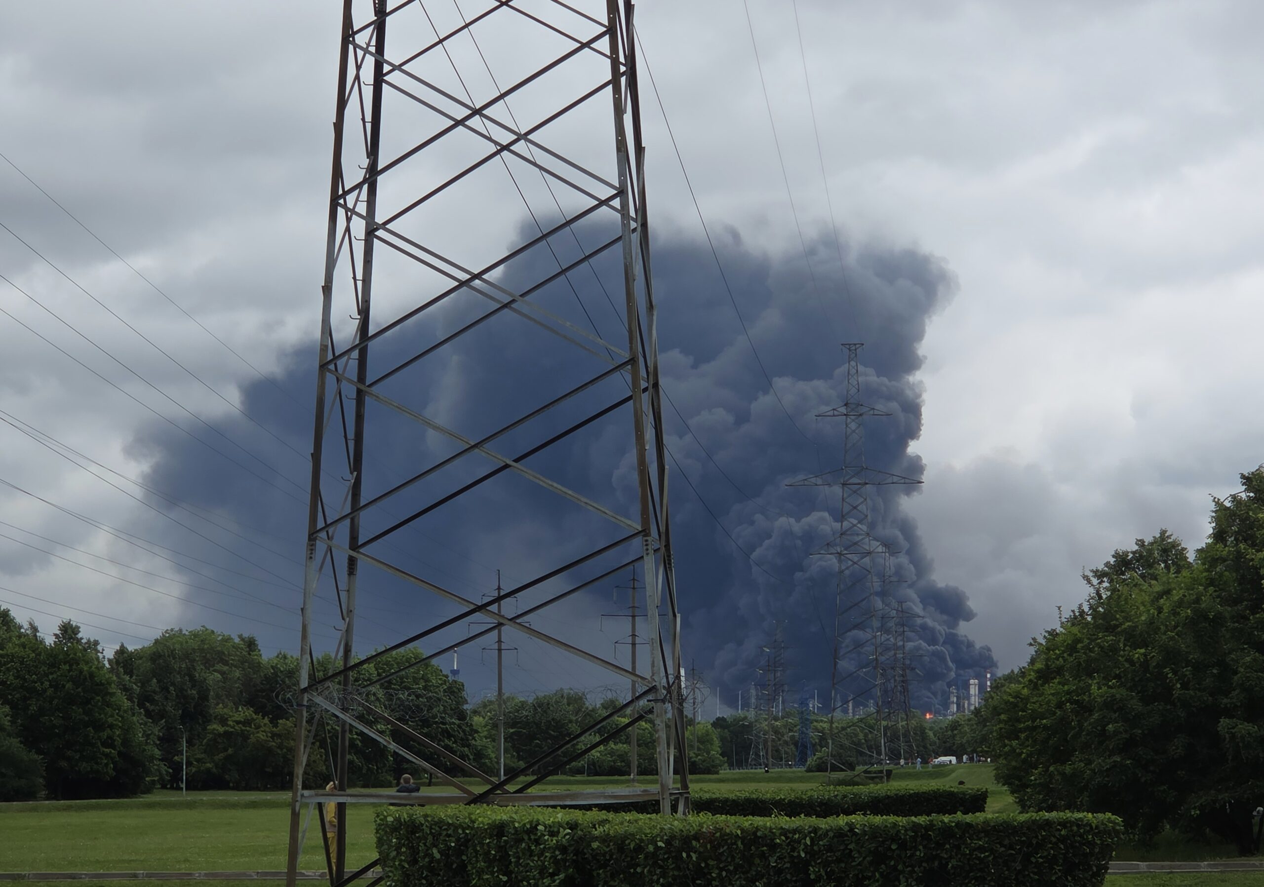 burning moscow oil refinery in kapotnya