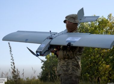 A Ukrainian service member holds a Darts attack drone, which has a reported range of 40-60 kilometers. Russian military sources say that these are among the Ukrainian drones that mount a directional antenna that can dynamically maintain connection with a signal repeater. (Photo: Come Back Alive Foundation)