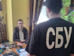 A Ukrainian Security Service officer is detaining a Russian spy in Zakarpattia Oblast. Source: The Ukrainian Security Service