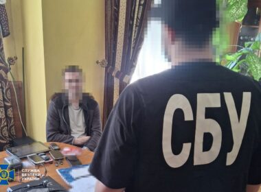 A Ukrainian Security Service officer is detaining a Russian spy in Zakarpattia Oblast. Source: The Ukrainian Security Service