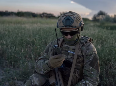 A Ukrainian operator holds a Himera G1 Pro radio. (Photo: Himera)