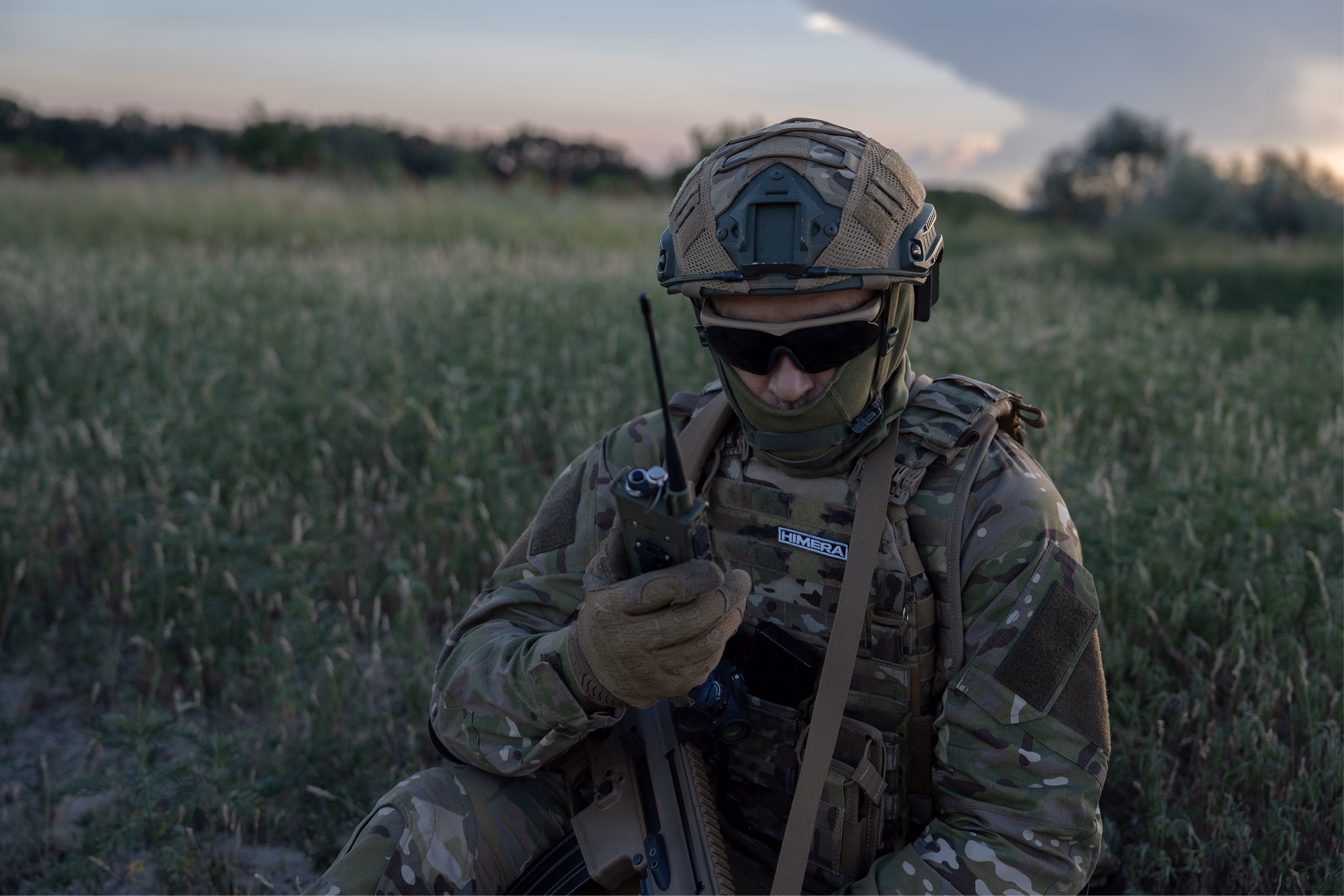 A Ukrainian operator holds a Himera G1 Pro radio. (Photo: Himera)