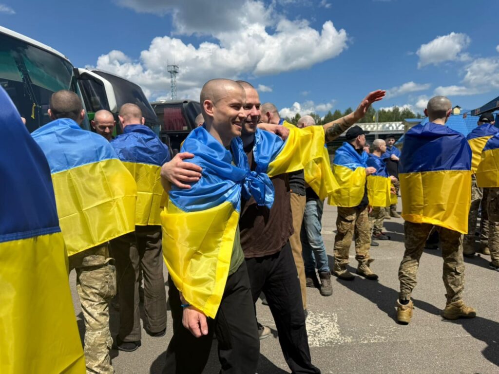 Freed Ukrainian service members arrive home following prisoner swap with Russia on 5 June, 2026. Photo: Zelenskyy