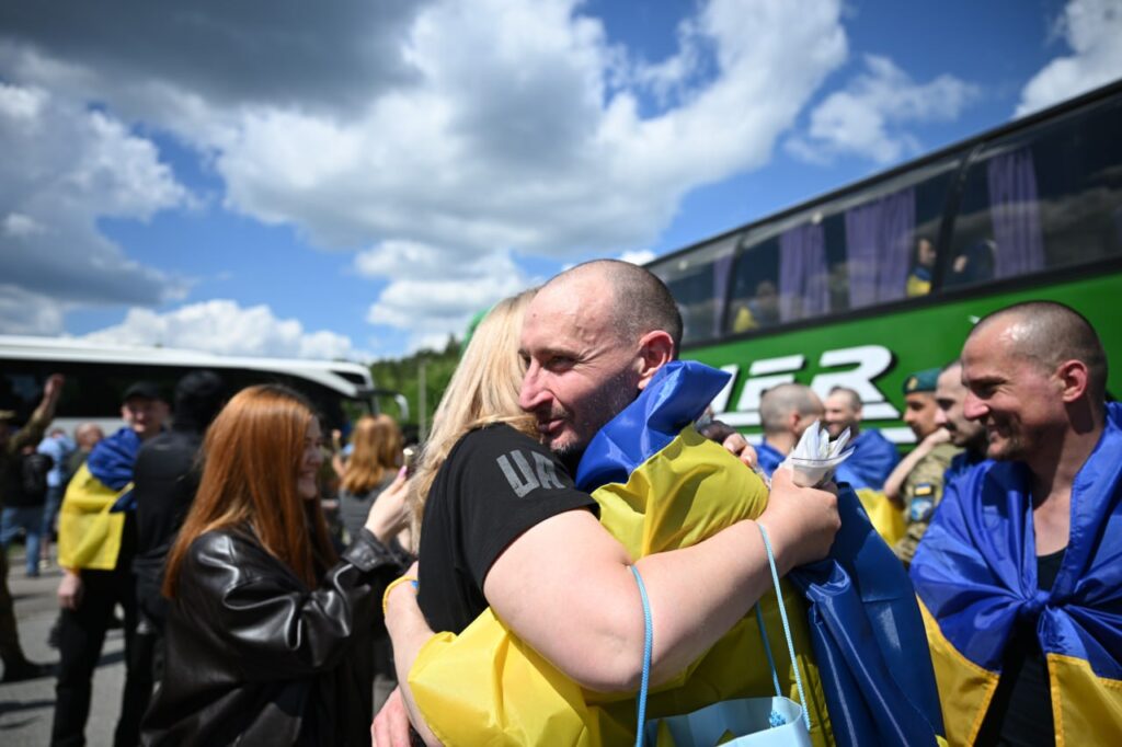 Freed Ukrainian service members arrive home following prisoner swap with Russia on 5 June, 2026. Photo: Zelenskyy