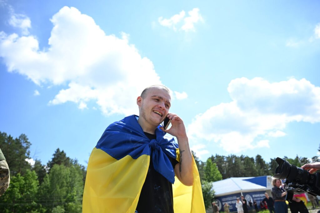 Freed Ukrainian service members arrive home following prisoner swap with Russia on 5 June, 2026. Photo: Zelenskyy