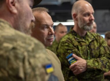 The image shows Estonian Defense Forces commander Andrus Merilo and Ukrainian Commander-in-Chief Oleksandr Syrskyi during a visit to Ukrainian troops in the southeast direction. Source: Syrskyi Telegram